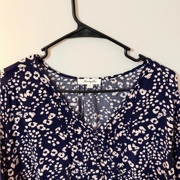 Elegant Navy and White Floral Blouse - Picture 8 of 9